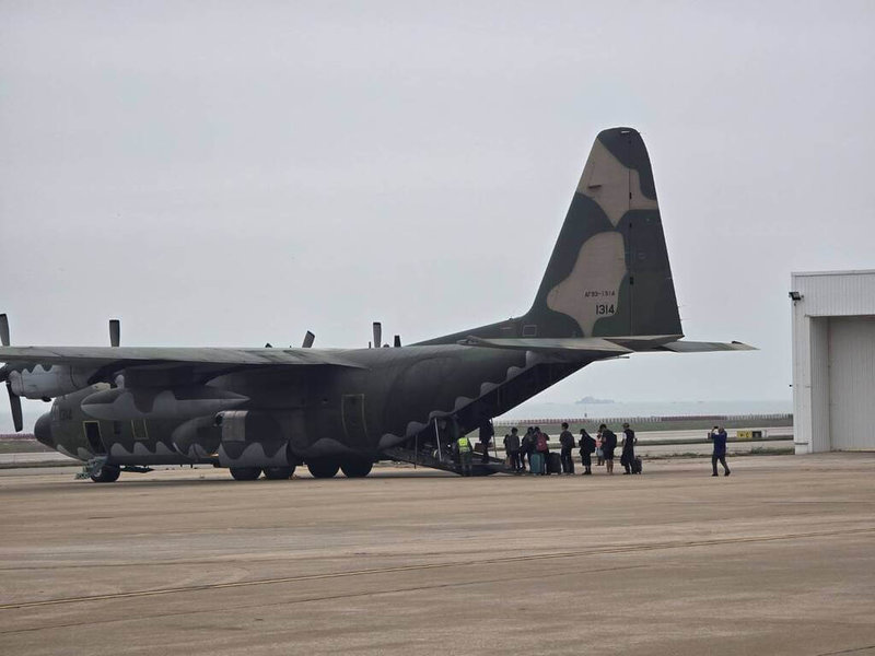 受濃霧影響，金門地區7日上午有超過千人候補機位等待返台，軍機下午也陸續投入疏運，載運數百名旅客返回台灣本島。（金門航空站提供）中央社記者吳玟嶸傳真　115年4月7日