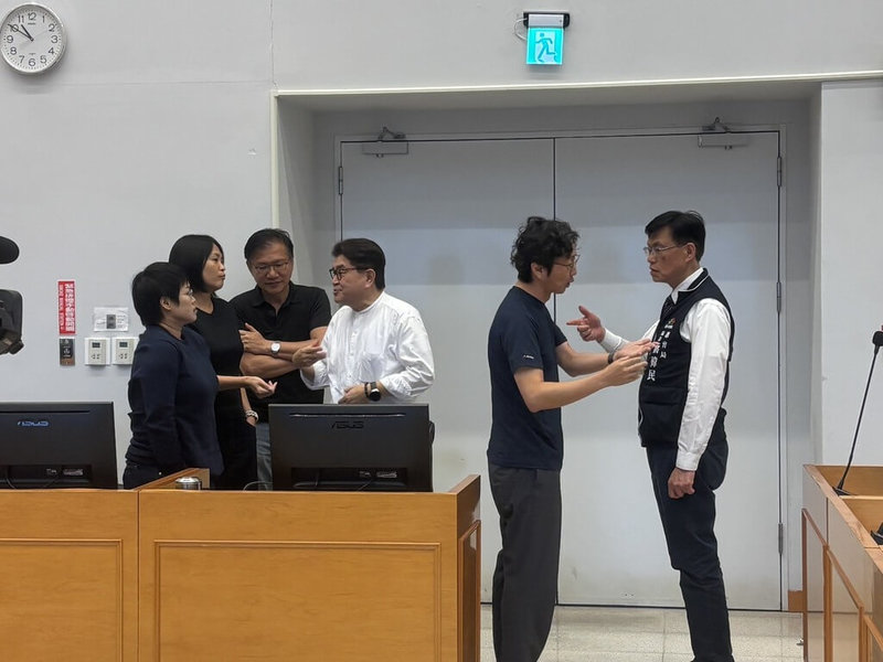 台中市某國民小學棒球教練對學童犯強制猥褻、強制性交罪等，民主進步黨籍台中市議員江肇國（右2）7日指台中市政府教育局長蔣偉民（右）未遭任何懲處，質疑市府包庇。（江肇國服務處提供）中央社記者趙麗妍傳真 115年4月7日