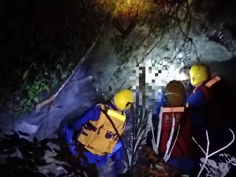 苗栗縣獅潭鄉劉姓男子6日外出巡查山泉水管路遲遲未歸，家屬報案協尋，警消搜索後在一處渠道旁約3公尺深溪溝處發現劉男，已明顯死亡，遺體7日打撈上岸。（苗栗縣消防局提供）中央社記者管瑞平傳真　115年4月7日