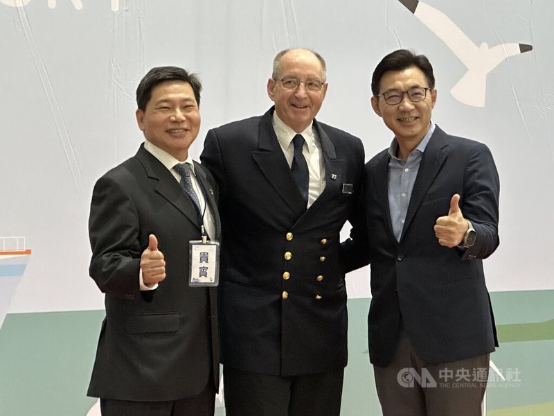 睽違7年，台中港7日迎接國際郵輪「島嶼天空號」（Island Sky），立法院副院長江啟臣（右）、台中港務分公司總經理林春福（左）與船長合影。中央社記者趙麗妍攝　115年4月7日