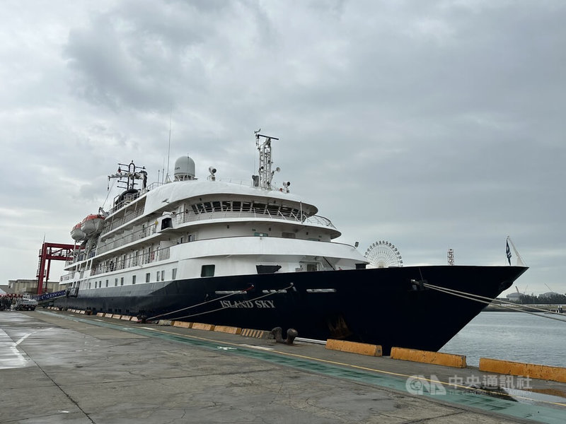睽違7年，台中港再度迎來國際郵輪，「島嶼天空號」（Island Sky）為精品小型郵輪，7日停泊台中港。中央社記者趙麗妍攝　115年4月7日