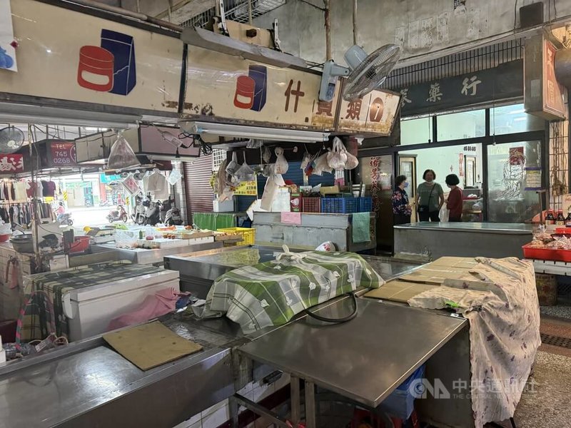 高雄正義市場爆發疑春捲食物中毒案，高雄市長陳其邁7日表示，從患者的檢體發現屬於沙門氏菌的中毒；沙門氏菌一般存在「蛋製品」，現在正在清查相關的中毒來源。圖為衛生局已於4月5日依法命令涉事「正義市場春捲攤業者」停業7日，待複查合格後才能恢復營業。中央社記者董俊志攝　115年4月7日