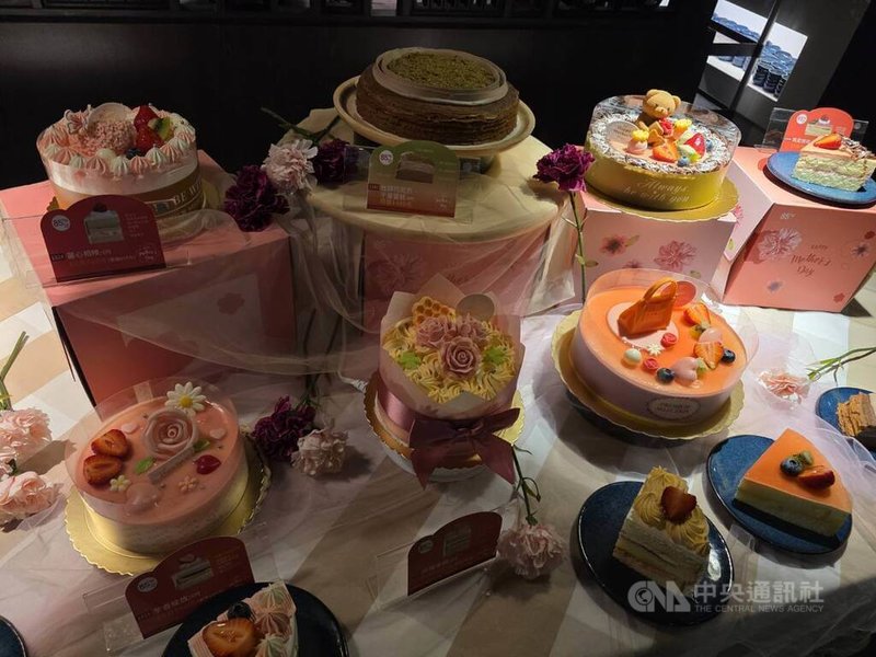 搶攻母親節甜點市場，85度C宣布推出6款主題蛋糕，其中以近期爆紅的「杜拜巧克力千層蛋糕」最受矚目。中央社記者江明晏攝　115年4月7日