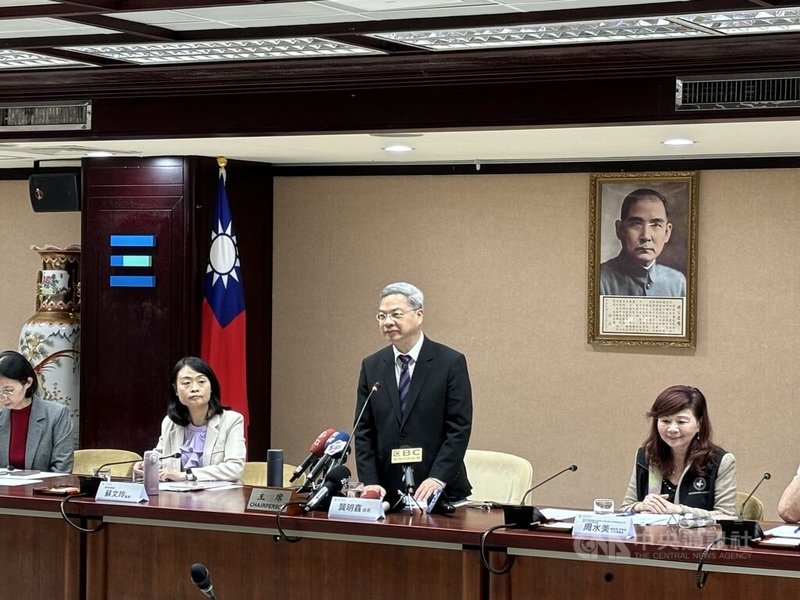 經濟部長龔明鑫（右2）7日主持「關懷商圈塑膠製品影響」座談會，邀請各大商圈代表出席，會後受訪時表示，目前塑膠袋整體供應量仍屬穩定，但偏鄉、部分零售通路及特殊規格塑膠袋確實較難取得。中央社記者曾筠庭攝  115年4月7日