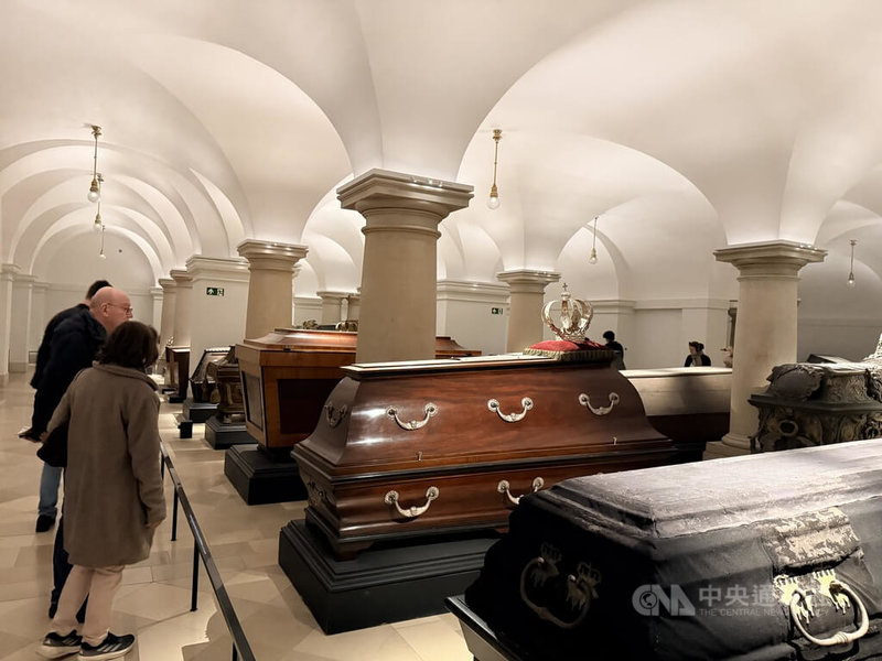整修後重新開放的柏林大教堂霍亨索倫王朝墓室，展示近百具不同時期王室成員棺木，復活節期間吸引不少參觀人潮。中央社記者林尚縈柏林攝　115年4月7日