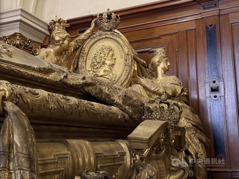 柏林大教堂內展示普魯士第一任國王腓特烈一世華麗棺，棺木裝飾王冠、人物雕像與徽章等元素，象徵其統治權力與地位。此類棺木不僅用於安葬遺體，也兼具王權展示功能。中央社記者林尚縈柏林攝　115年4月7日