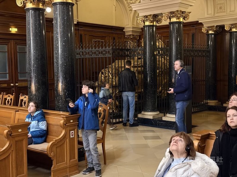 過去歐洲王權與宗教密不可分，王室的華麗棺多置於教堂等公眾可見之處，圖為被放置於柏林大教堂禮拜處的普魯士第一任國王腓特烈一世棺木。中央社記者林尚縈柏林攝　115年4月7日