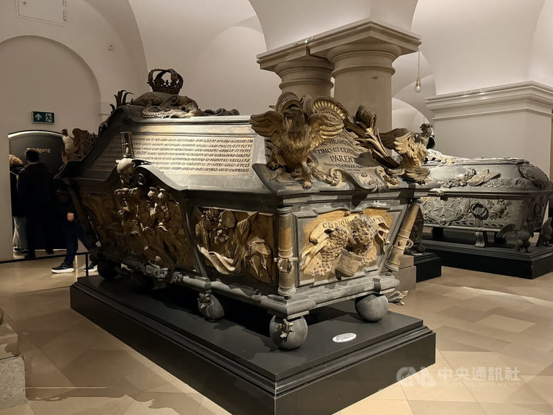普魯士國王腓特烈一世的姪子菲利普．威廉棺木，上頭有象徵普魯士王國的鷹等大量鍍金雕飾與戲劇浮雕，並刻有拉丁文銘文，為普魯士王國時期典型的華麗棺。中央社記者林尚縈柏林攝　115年4月7日