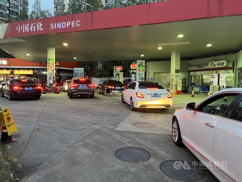 美、以對伊朗戰事推升原油價格，中國油價迎來連6漲，油價將於7日24時（8日凌晨0時）起上調。圖為上海一處加油站與排隊等待加油的車輛。中央社記者李雅雯上海攝 115年4月7日