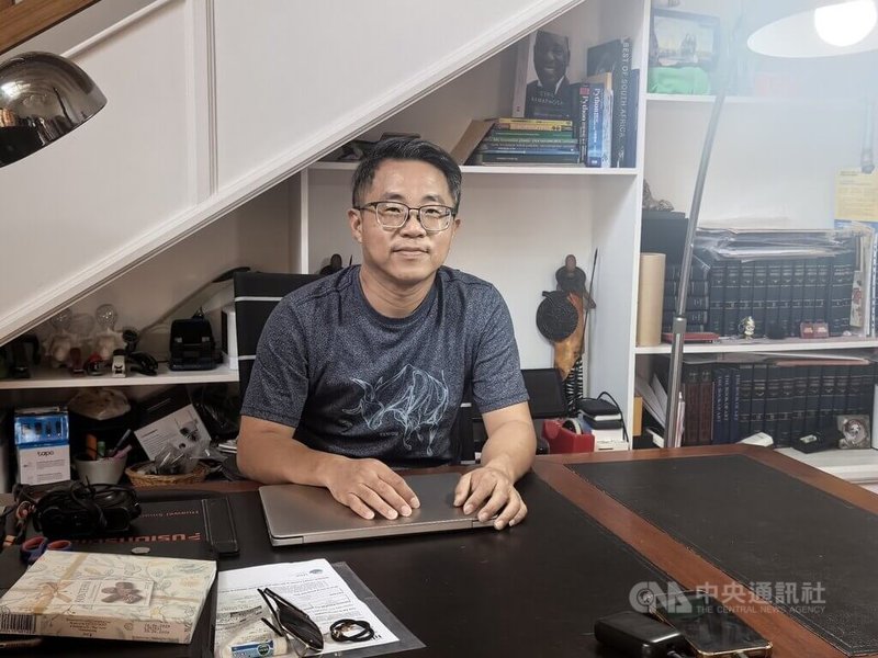 長期深耕南部非洲的台商阮耀鋒於辦公室接受中央社專訪，分享推動史瓦帝尼台灣產業創新園區（Taiwan Industry Innovation Park, TIIP）計畫，以及台灣在非洲發展科技與產業合作的觀察。中央社記者李依璇約翰尼斯堡攝　115年4月6日