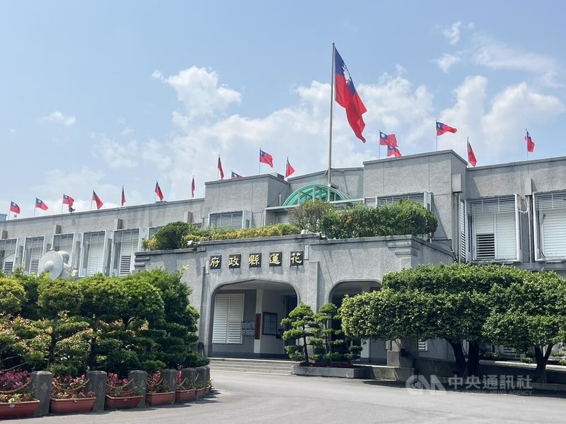 花蓮縣政府北區服務中心主任范姜幸玲遭指因不滿違規停車被開單，不但刁難員警還找分局長告狀。縣府7日回應，已主動進行內部調查，初步了解該指控與事實不符。圖為花蓮縣政府外觀。中央社記者張祈攝　115年4月7日