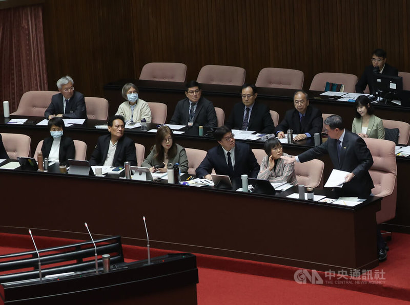 民眾黨立委李貞秀7日首度在立法院會登台質詢，請行政院長卓榮泰（前右起）、內政部長劉世芳、陸委會主委邱垂正上台備詢，但卓榮泰以手勢示意兩人不必上台。中央社記者趙世勳攝　115年4月7日