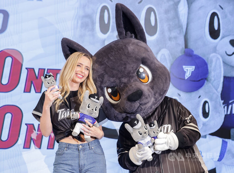 因為台美混血好手「費仔」費柴德太太韓納（Hanna Fairchild）（左）的喜愛，讓中職推出的吉祥物「歐告」爆紅，韓納7日在台北與「歐告」正式見面，開心合影。中央社記者裴禛攝　115年4月7日