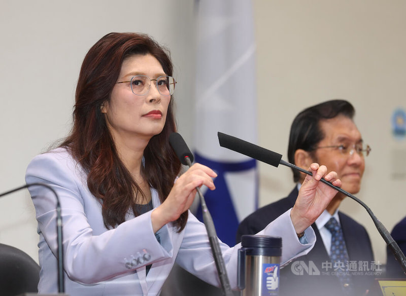 國民黨主席鄭麗文（左）7日上午在中央黨部舉行「2026和平之旅」啟程中外記者會表示，和平永遠有機會，和平永遠有希望，只要不放棄。中央社記者謝佳璋攝 115年4月7日