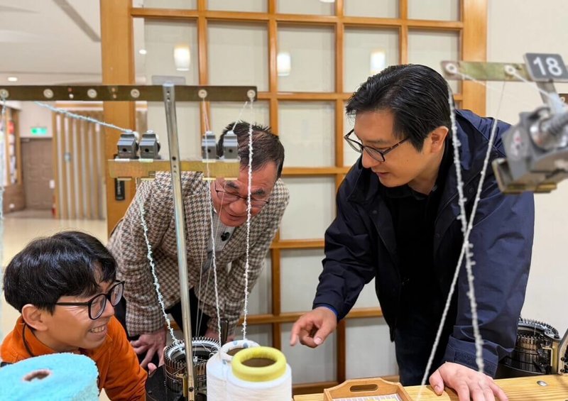 國民黨新北市長參選人李四川(左2)7日參訪林口區吳福洋襪子故事館,實地了解在地傳統產業轉型與觀光結合的發展成果。(李四川辦公室提供)中央社記者黃旭昇傳真 115年4月7日