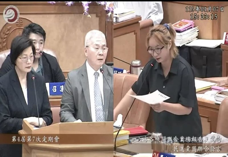 民進黨新北市議員黃淑君(右)7日在議會質詢時揭露板橋有語言治療師對孩童伸狼爪,新北市警察局長方仰寧(前左2)答詢表示,該名治療師已遭羈押,目前已知8名孩童受害,也鼓勵其他受害人出面報案。(翻攝照片)中央社記者王鴻國傳真 115年4月7日