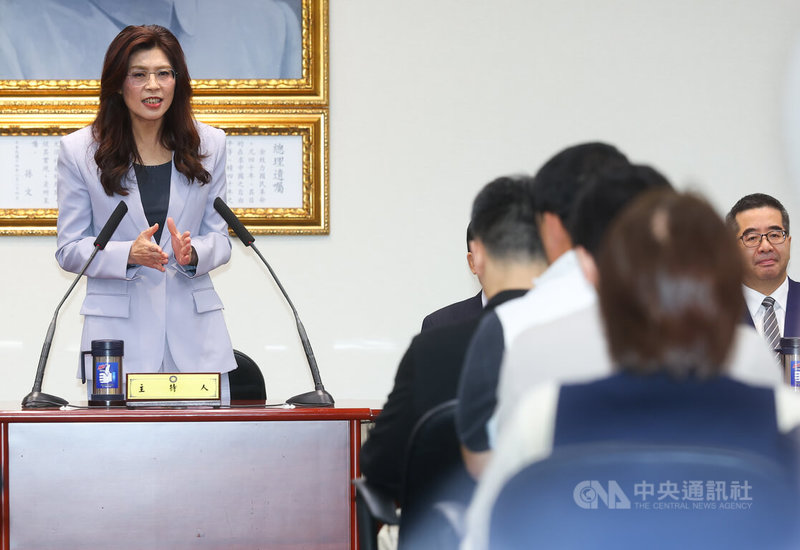 國民黨主席鄭麗文（左）7日率團到中國大陸訪問前，在中央黨部舉行「2026和平之旅」啟程中外記者會，強調兩岸和平的重要性，表示台海沒事，世界都沒事。中央社記者謝佳璋攝 115年4月7日