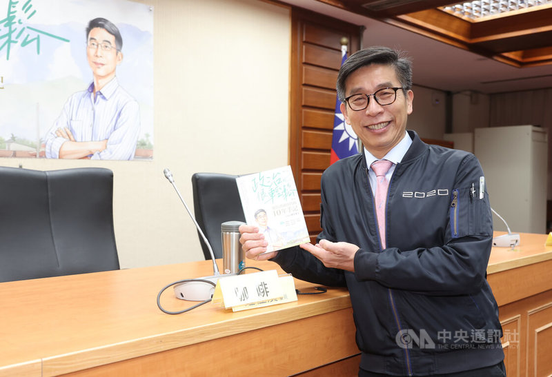 民進黨立委鍾佳濱（圖）7日在立法院舉行「政治可以很輕鬆」新書發表會，書中記錄立法院推動法案歷程、為地方需求發生的心境，期盼讓更多讀者了解國會現場。中央社記者趙世勳攝　115年4月7日