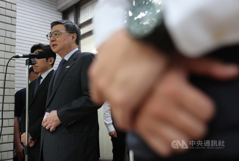 行政院長卓榮泰（前左2）7日上午赴立法院列席進行施政方針及施政報告並備質詢，會前接受媒體聯訪回應時事。中央社記者趙世勳攝　115年4月7日