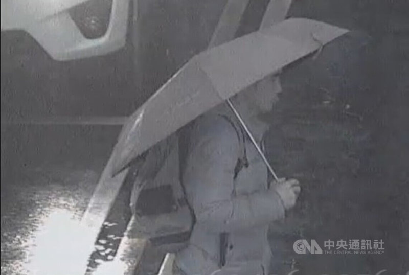 新北市泰山區6日清晨發生聯結車撞死行人事故，由於死者遺體毀損嚴重且無證件，林口警方一度公布監視畫面供指認，最後是從現場遺留手機SIM卡查出死者為越南籍武姓移工，經武男妻子指認後確定身分。（翻攝照片）中央社記者王鴻國傳真 115年4月7日