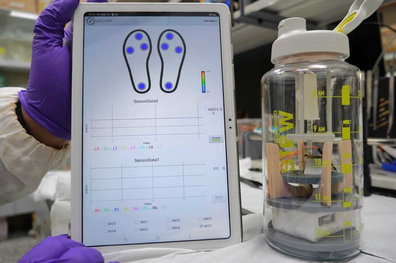 台灣科技大學與台灣大學團隊合作，將感測、殺菌與監測平台等功能，整合成「無線感測瓶」裝置，只須將水樣滴入裝置中，系統便可同時完成發電及污染物感測。（台科大提供）中央社記者許秩維傳真　115年4月7日