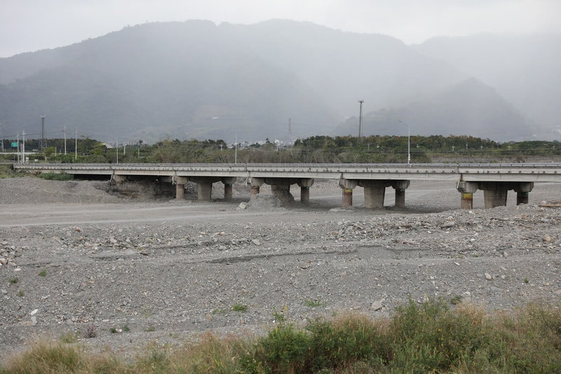 台東過去3年連續遭颱風襲擊，貫穿台東市的太平溪淤砂嚴重，台東縣政府114年啟動緊急疏濬計畫，日前已清出逾61萬立方公尺的土石，且全數運送至出海口兩側海岸養灘作業，目前僅剩後續整理收尾。（台東縣政府提供）中央社記者盧太城台東傳真　115年4月7日