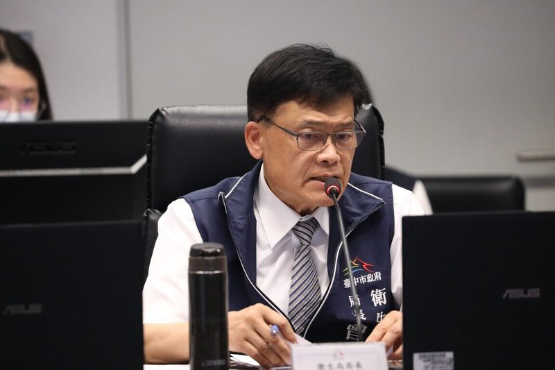 台中市衛生局長曾梓展（前）7日在市政會議中專案報告，說明面對慢性病，市府將全力配合中央推動為期8年的「健康台灣888」計畫，並加碼推出「樂齡長青健康檢查」。（台中市政府提供）中央社記者郝雪卿傳真  115年4月7日