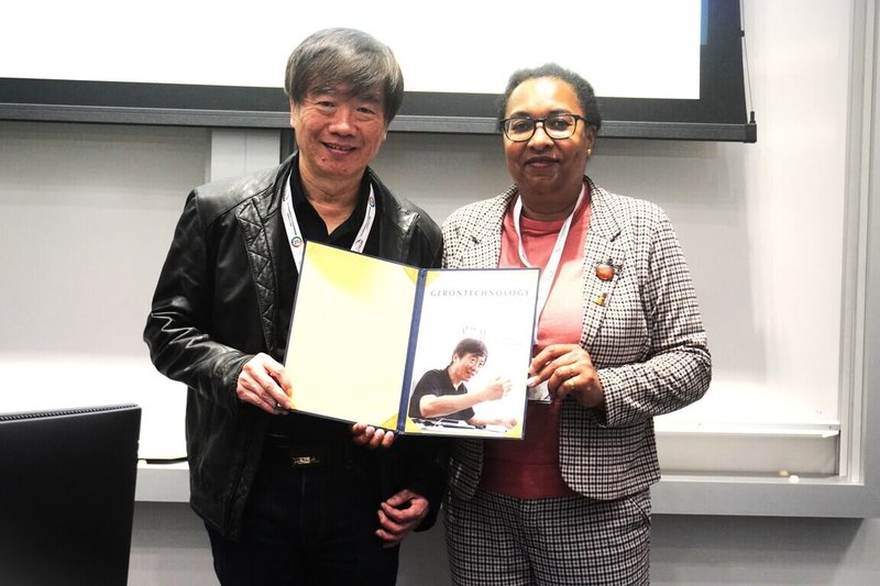 元智大學機械工程系教授徐業良（左）於3月底在國際高齡科技學會世界年會中，獲頒最高榮譽「高齡科技大師」，成為全球第9名獲此殊榮的學者。徐業良表示，能與歷屆大師並列，是一項深具意義的榮耀，也代表承接高齡科技發展的重要責任。（元智提供）中央社記者許秩維傳真　115年4月7日