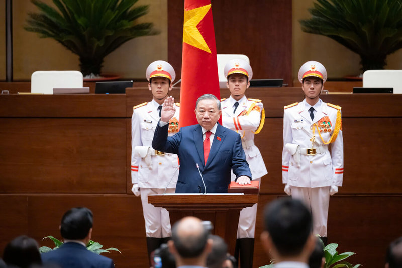 越南第16屆國會第一次會議中今天上午以495比0一致贊成,投票全數通過越共總書記蘇林為接下來5年的國家主席的提案,使他擁有雙重授權。選舉後,蘇林立即上台宣示就職。(越南國會提供)中央社記者曾婷瑄河內傳真 115年4月7日