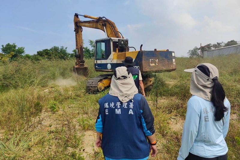 有不法集團以「假租地種樹」在桃園市龍潭及楊梅區租用農地回填廢棄物。桃園地方檢察署7日表示,共起訴 33名被告,並聲請沒收不法利得逾新台幣4億元,桃園市政府環保局也限期清除廢棄物回復原狀。(桃園市政府環保局提供)中央社記者吳睿騏桃園傳真 115年4月7日