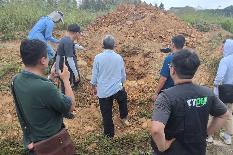 有不法集團以「假租地種樹」在桃園市龍潭及楊梅區租用農地回填廢棄物。桃園地檢署表示，被告林姓男子等人涉犯廢棄物清理法之未經許可提供土地堆置廢棄物、非法從事廢棄物清除、處理及刑法詐欺得利等罪嫌，近日提起公訴，並聲請沒收不法利得逾新台幣4億元。（桃園市環保局提供）中央社記者吳睿騏桃園傳真　115年4月7日