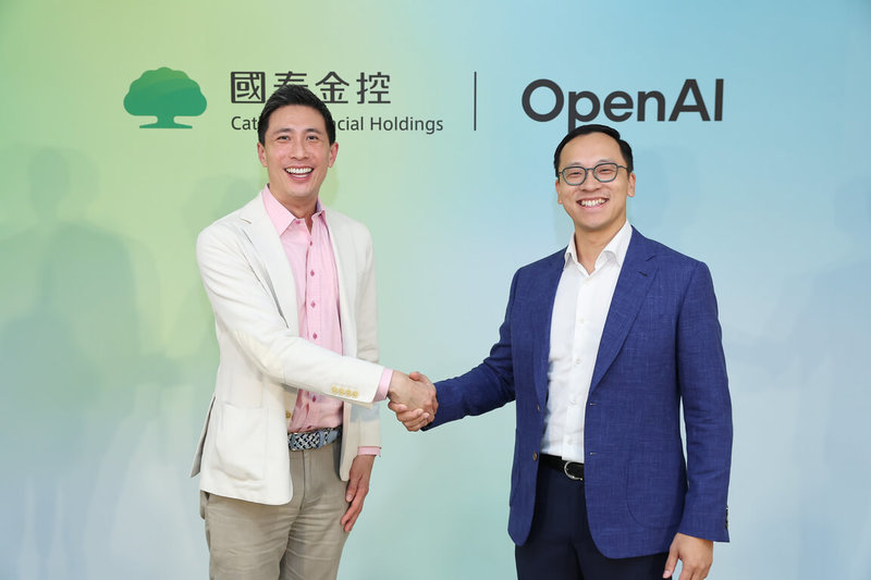 國泰金控7日宣布與OpenAI啟動策略合作，打造企業級AI工作站，提升集團營運效率。圖左為國泰金控科技長姚旭杰，右為OpenAI國際業務主管謝家豪（Oliver Jay）。（國泰金提供）中央社記者蘇思云傳真　115年4月7日