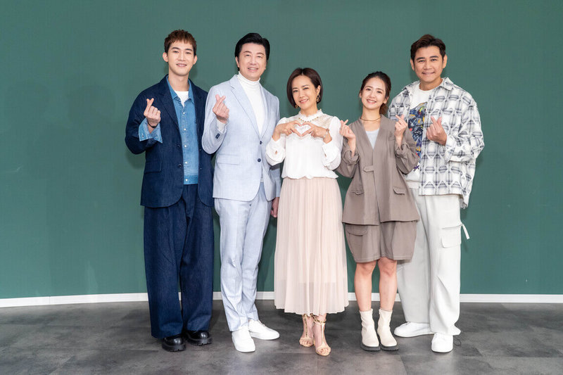 演員楊鎮（左起）、吳皓昇、陳仙梅、臧芮萱、陳熙鋒7日出席戲劇「臥龍好歲月」宣傳記者會，陳仙梅受訪時表示，為詮釋憂鬱狀態，想到了多年前沒工作的低潮，曾當櫃姐、端盤子度日。（大愛提供）中央社記者洪素津傳真　115年4月7日