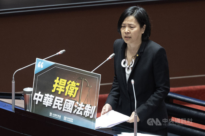 民眾黨立委李貞秀（圖）7日首度在立法院會登台質詢，中間一度語帶哽咽，並在質詢時間快結束時感謝立法院長韓國瑜堅守行政中立、維護立法院尊嚴。中央社記者趙世勳攝　115年4月7日