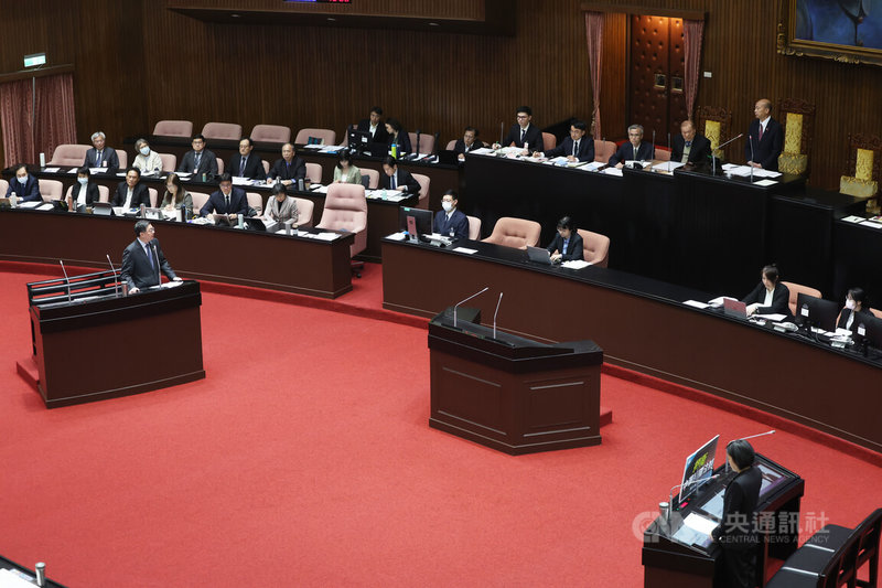 民眾黨立委李貞秀（前右）7日首度在立法院會質詢。行政院長卓榮泰（前左）步上備詢台，對著立法院長韓國瑜（後右）說，他步上備詢台，是基於對立法院長主持立法院會議事秩序的尊重，站在對面的「李貞秀女士」並未依法放棄中國戶籍與國籍，不能完備程序、當然不是中華民國的立委，行政院也沒有義務答話。中央社記者趙世勳攝　115年4月7日