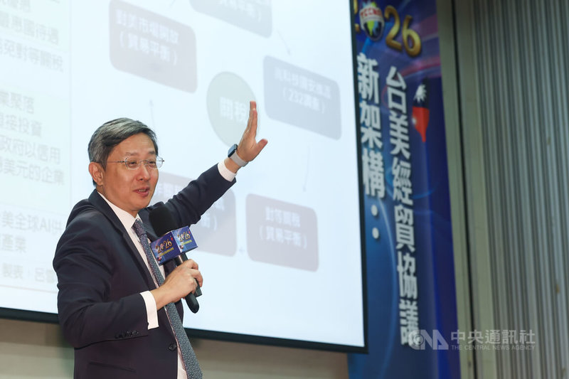 由北美洲台灣商會聯合總會主辦的「台美經貿協議新架構：台灣企業赴美投資機會、挑戰、策略與非紅供應鏈新布局」論壇，7日在台北國際會議中心登場，中華經濟研究院WTO及RTA中心資深副執行長李淳發表專題演講，分析國際經貿情勢。中央社記者王騰毅攝  115年4月7日