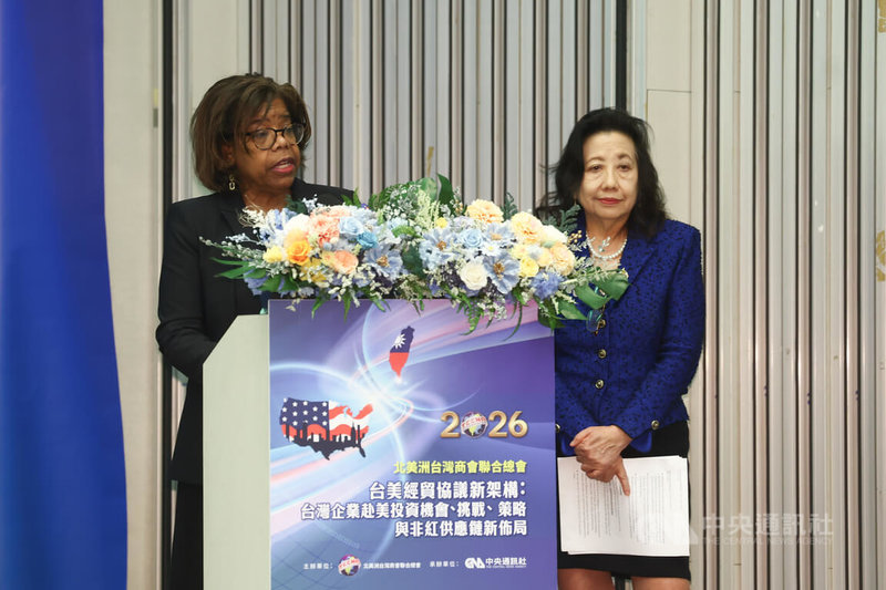 由北美洲台灣商會聯合總會主辦的「台美經貿協議新架構：台灣企業赴美投資機會、挑戰、策略與非紅供應鏈新布局」論壇，7日在台北國際會議中心登場，美國馬里蘭州州務卿李鳳遷（Susan C. Lee）（右）及州商務策略首席執行官史密斯（Judy Smith）（左）說明馬里蘭州投資環境與優惠措施。中央社記者王騰毅攝 115年4月7日