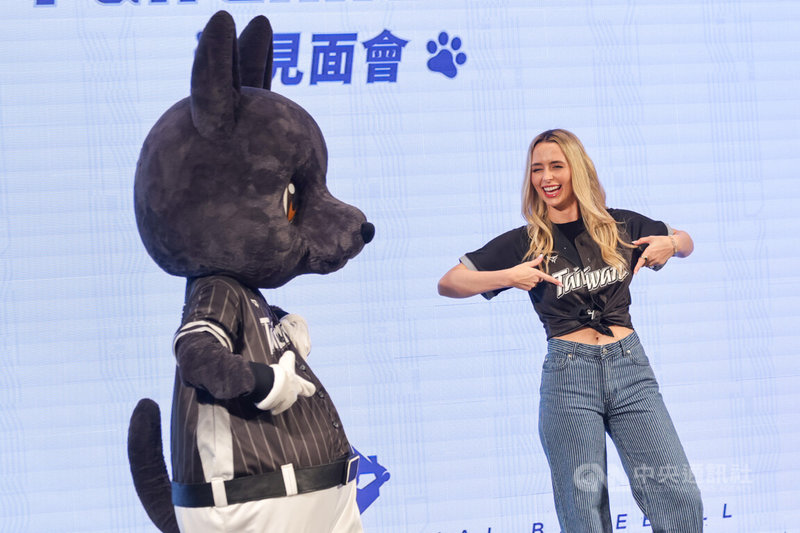 台美混血好手「費仔」費柴德太太韓納（Hanna Fairchild）（右）7日在台北與喜愛的中職吉祥物「歐告」相見歡，現場還一同玩起默契大考驗遊戲。中央社記者裴禛攝　115年4月7日