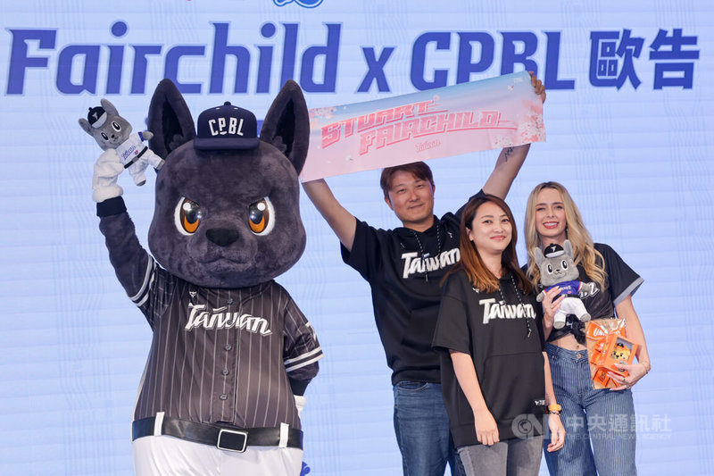 台美混血好手「費仔」費柴德太太韓納(Hanna Fairchild)(右)7日在台北出席見面會,除和中職吉祥物「歐告」相見歡,也與熱情球迷合影留念。中央社記者裴禛攝 115年4月7日