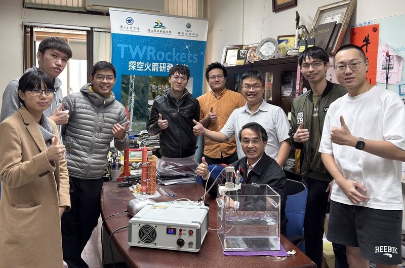 陽明交通大學教授吳宗信（前排坐者）團隊將航太等級的低溫電漿技術導入生醫領域，結合微奈米氣泡技術，研發雙模組電漿微細氣泡水，可用於慢性傷口的殺菌與修復；團隊未來將持續推動技移與產學合作。（陽明交大提供）中央社記者許秩維傳真　115年4月7日