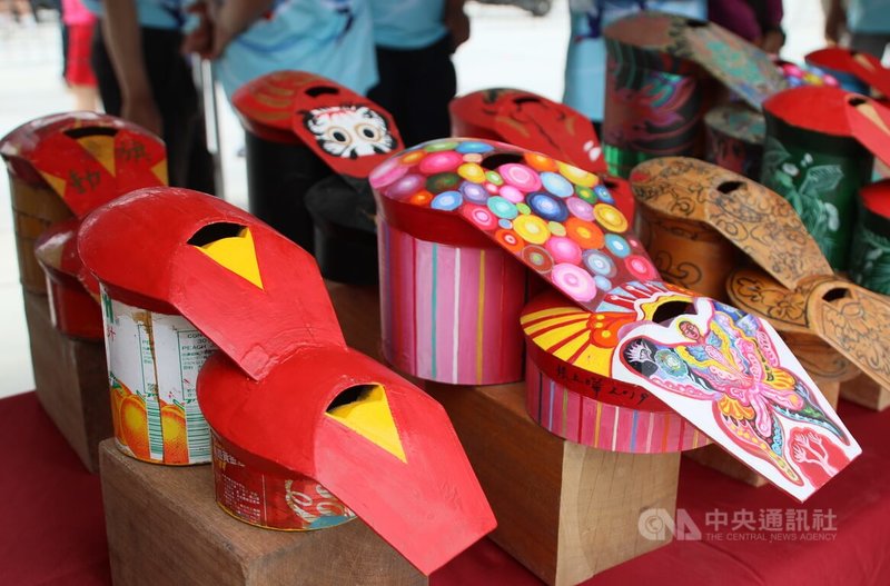 2026義竹鴿笭文化季7日在嘉義縣義竹鄉埤前村聖德宮媽祖廟舉辦開籠儀式，並展示各種尺寸「鴿笭」。中央社記者蔡智明攝　115年4月7日