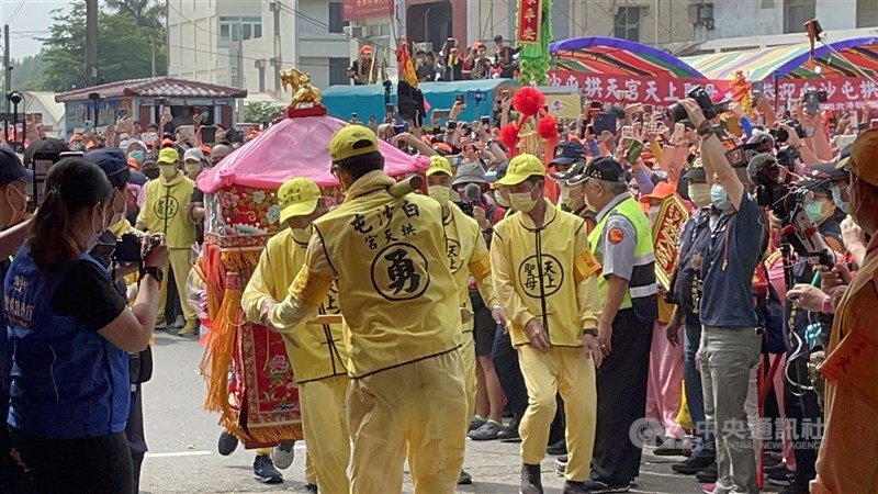 圖為111年白沙屯媽祖遶境，沿途上萬名信眾跟隨。（中央社檔案照片）