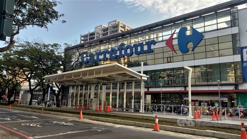 統一企業去年12月宣布，將終止與法國家樂福的品牌授權合約，並啟動更名計畫。圖為家樂福外觀。 （中央社檔案照片）