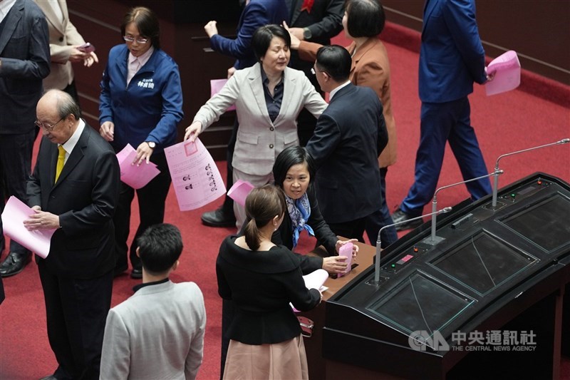 圖為立法院進行中選會人事同意權案記名投票表決。（中央社檔案照片）