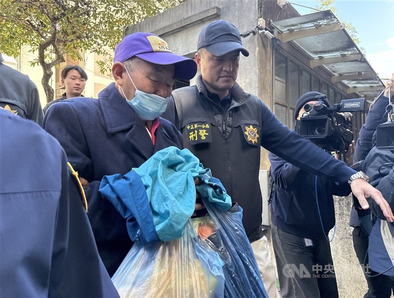 台中市7旬曾姓男子（前左）因不滿處理重劃事件爭議多次陳情未果，今年2月間在台北捷運大安森林公園與善導寺站男廁縱火。（中央社檔案照片）