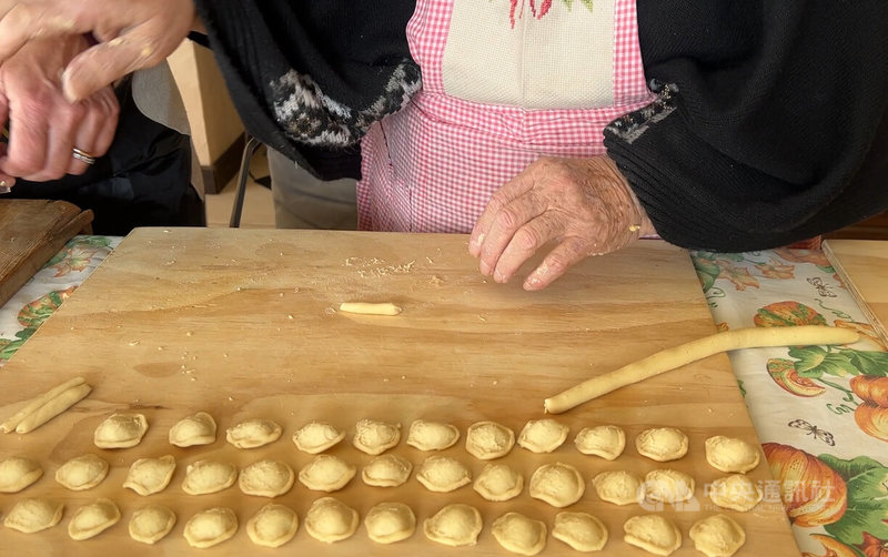 在麵食部分，薩倫托的傳統是手工耳朵麵（orecchiette），是全家人會在週日一起動手做的傳統料理。中央社記者黃雅詩薩倫托攝 115年4月7日