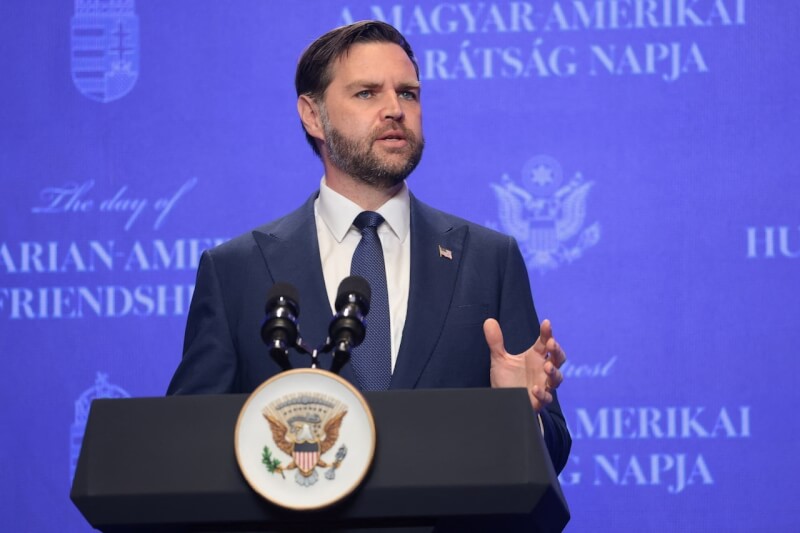 美國副總統范斯7日在匈牙利首都布達佩斯受訪。（路透社）