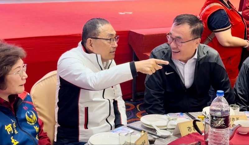 新北市長侯友宜（左2）7日晚間參加新北市義消總隊防火宣導大隊顧問團活動，席間與國民黨新北市長參選人李四川（右）互動熱絡。（民眾提供）中央社記者黃旭昇傳真　115年4月7日