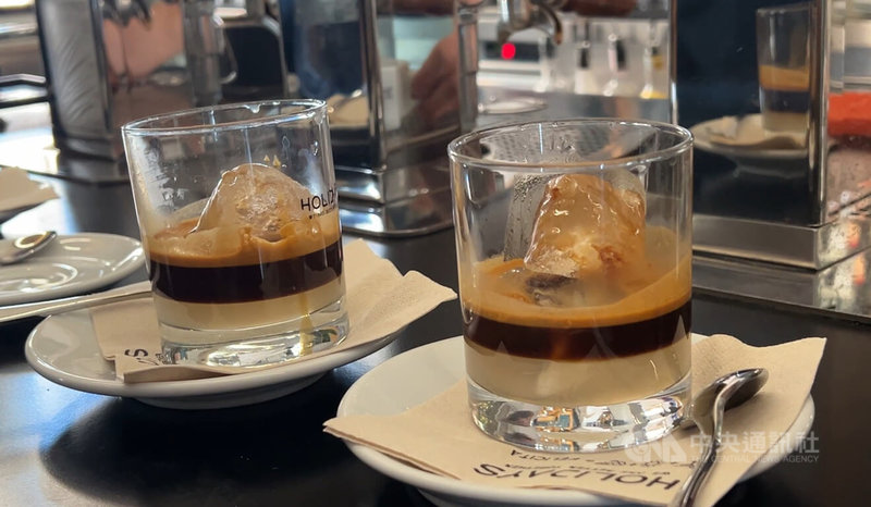 薩倫托的特色飲品是加上杏仁糖漿的「萊切冰咖啡」（caffè leccese），非常適合夏天飲用。中央社記者黃雅詩薩倫托攝 115年4月7日