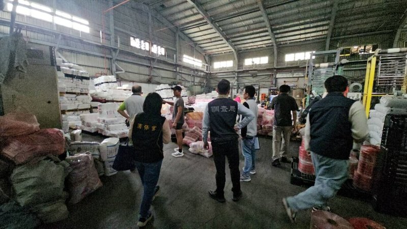 法務部調查局第一線調查人員於清明連假期間赴各地傳統市場、大賣場進行聯合稽查,瞭解塑化市場供需現況及塑膠製品價格漲跌緣由。(調查局提供)中央社記者謝君臨傳真 115年4月7日